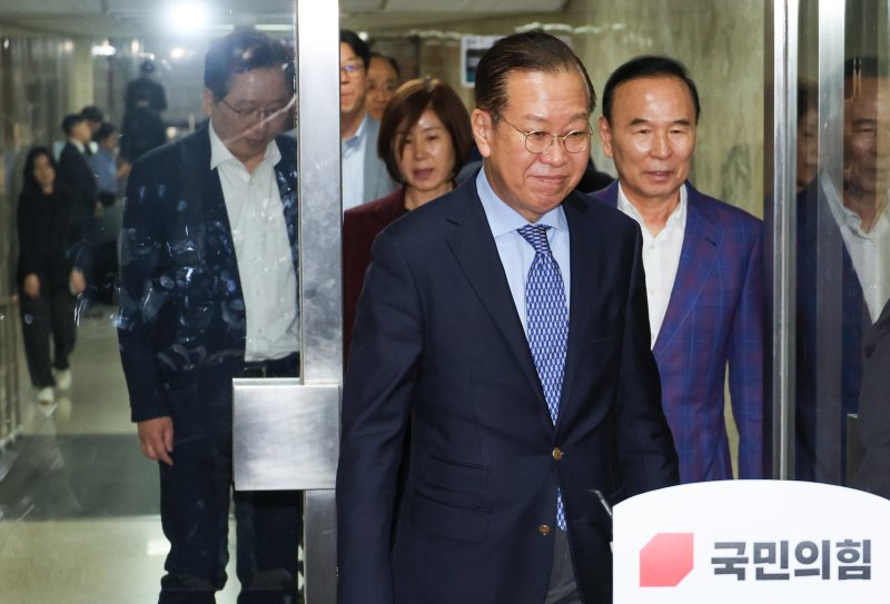 권영세 국민의힘 비상대책위원장을 비롯한 의원들이 8일 오후 서울 여의도 국회에서 의원총회 정회 후 이석하고 있다. 2025.5.8/뉴스1 ⓒ News1 안은나 기자