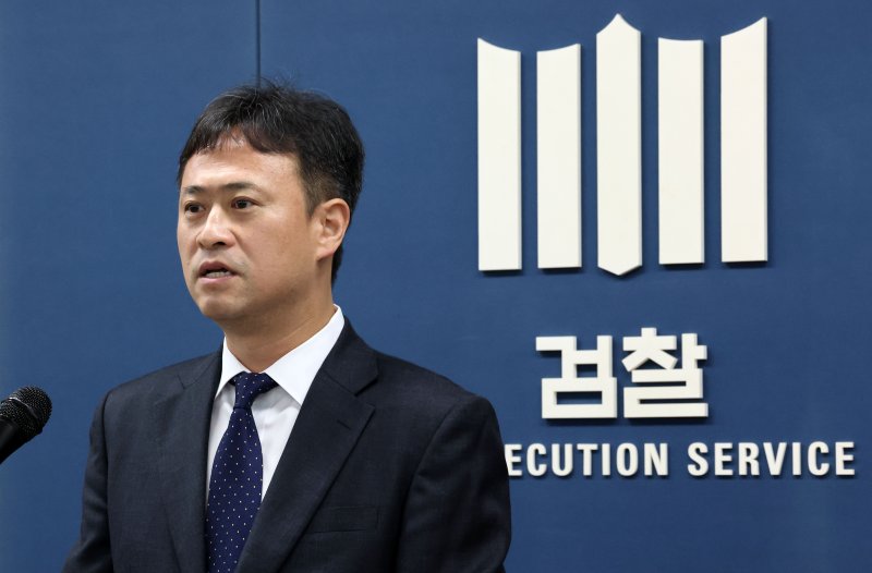 김용식 서울중앙지검 공정거래조사부장이 9일 오전 서초구 서울고등검찰청에서 미국 법무부와의 MOU를 기반으로 공조한 주한미군 관련 입찰담합 사건 수사결과를 발표하고 있다. 2025.5.9/뉴스1 ⓒ News1 박세연 기자