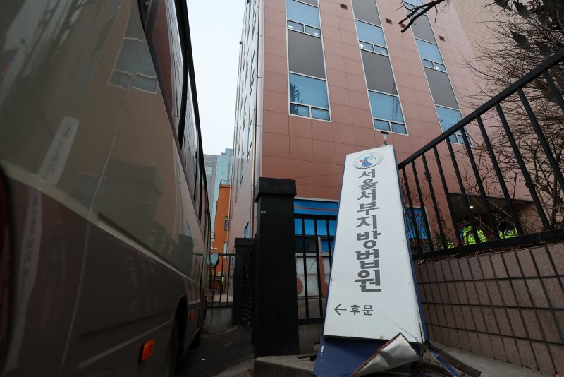[서울=뉴시스] 이영환 기자 = 지난 1월 20일 오전 서울 마포구 서울서부지방법원 출입구 및 법원 앞 보행자 통행도로가 직원 및 관계자 이외에는 출입이 통제되고 있다. 2025.01.20. 20hwan@newsis.com