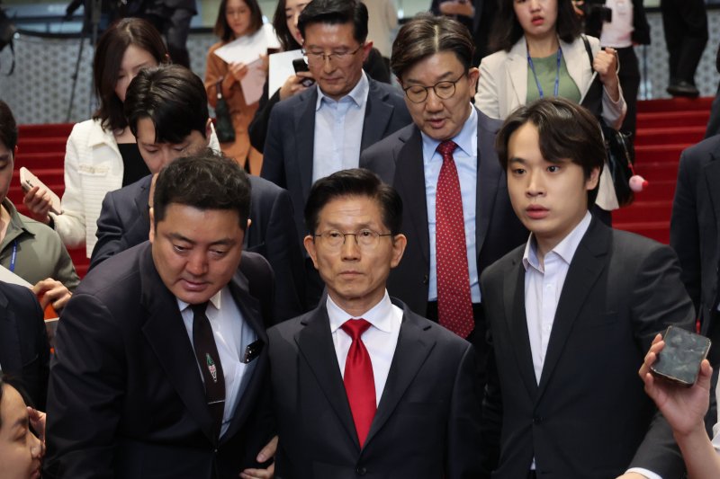 [서울=뉴시스] 권창회 기자 = 김문수 국민의힘 대선 후보가 9일 오전 서울 여의도 국회에서 열린 의원총회에서 권영세 비상대책위원장의 발언을 마치고 이동하고 있다. 뒤로 권성동 의원이 말리고 있다. 2025.05.09. kch0523@newsis.com