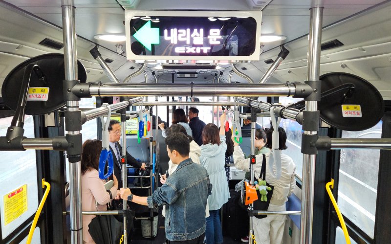 [제주=뉴시스] 우장호 기자 = 국내 최초로 '섬식정류장'을 도입한 제주에서 9일 오전 '제주형 간선급행버스체계(BRT) 고급화 사업'의 서광로 구간이 첫 개통했다.섬식정류장 체제로 운영되는 구간은 광양사거리에서 신제주입구 교차로까지 이어지는 서광로 3.1㎞ 구간이다. 사진은 이날 오전 서광로 구간을 오가는 양문형버스 실내 모습. 2025.05.09. woo1223@newsis.com