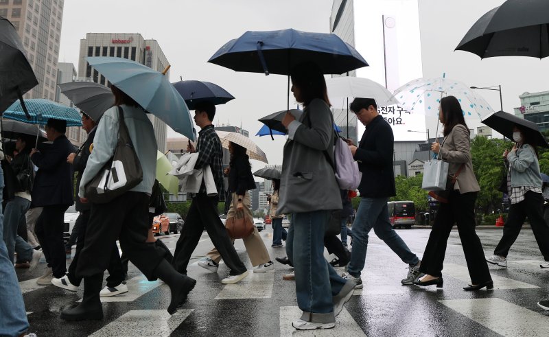 전국 대부분 지역에 비가 내린 9일 오전 서울 광화문네거리에서 우산을 쓴 시민들이 출근하고 있다. 2025.5.9/뉴스1 ⓒ News1 임세영 기자