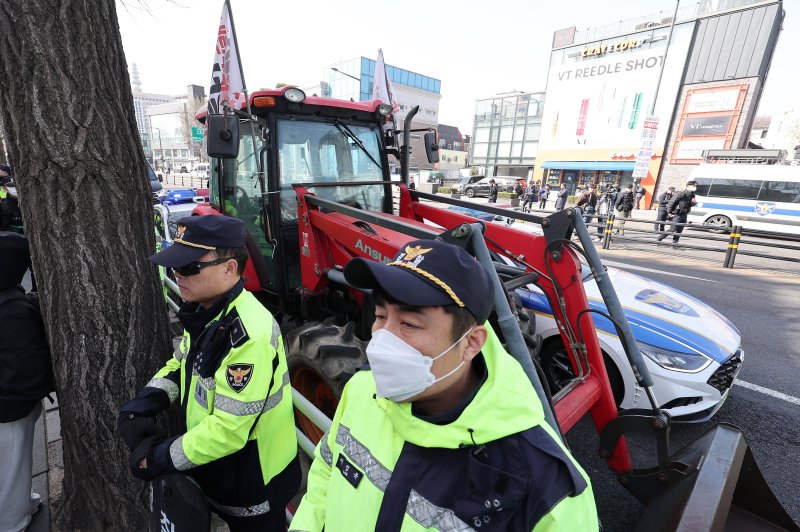 지난 3월 26일 오전 서울 종로구 자하문로 인근에서 경찰들이 전국농민회총연맹 소속 트랙터를 둘러싸고 있다. 2025.3.26/뉴스1 ⓒ News1 김성진 기자