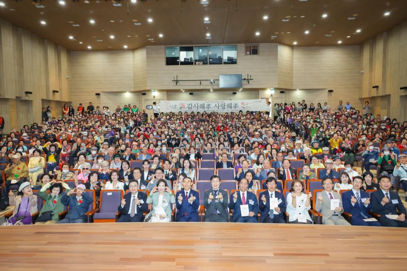8일 열린 서초구 어버이날 기념행사 '사랑해孝 감사해孝' 단체 사진 (출처=연합뉴스)