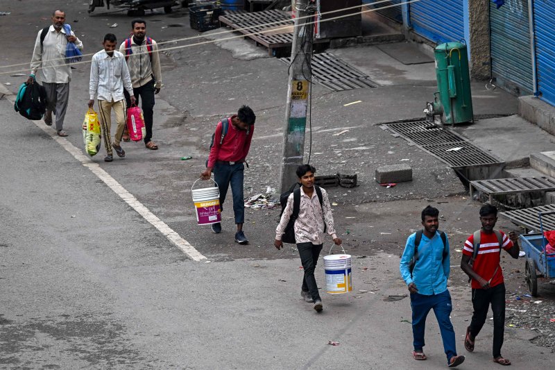 9일 인도령 카슈미르 푼치에서 주민들이 포격 및 교전을 피해 소지품을 챙겨 마을을 빠져나가고 있다.AFP연합뉴스