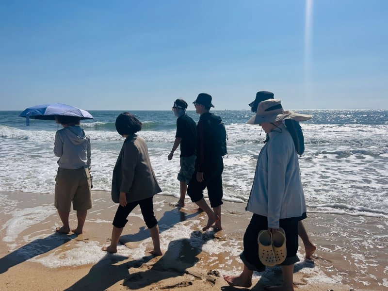 바다체험 힐링연수 해수욕장 맨발걷기.(충북교육청 제공. 재판매 및 DB금지)/뉴스1