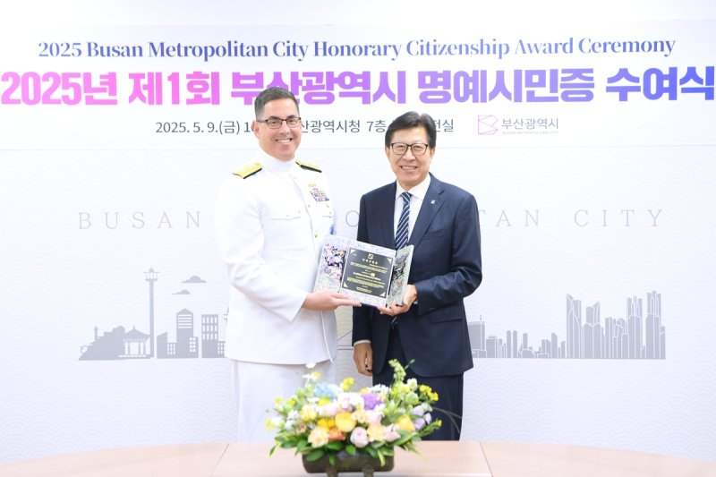 부산 명예시민 된 닐 코프로스키 주한미해군사령관(왼쪽) (출처=연합뉴스)