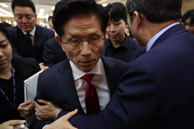 [서울=뉴시스] 권창회 기자 = 김문수 국민의힘 대선 후보가 9일 오전 서울 여의도 국회에서 열린 의원총회에서 권영세 비상대책위원장의 발언을 마치고 의총장을 나서고 있다. 2025.05.09. kch0523@newsis.com