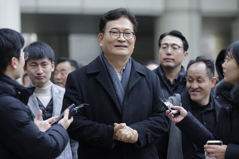 [서울=뉴시스] 최동준 기자 = 송영길 소나무당 대표가 8일 서울 서초구 서울중앙지방법원에서 열린 '더불어민주당 전당대회 돈봉투' 의혹 선고기일에 출석하며 취재진 질문에 답변하고 있다. 2025.01.08. photocdj@newsis.com