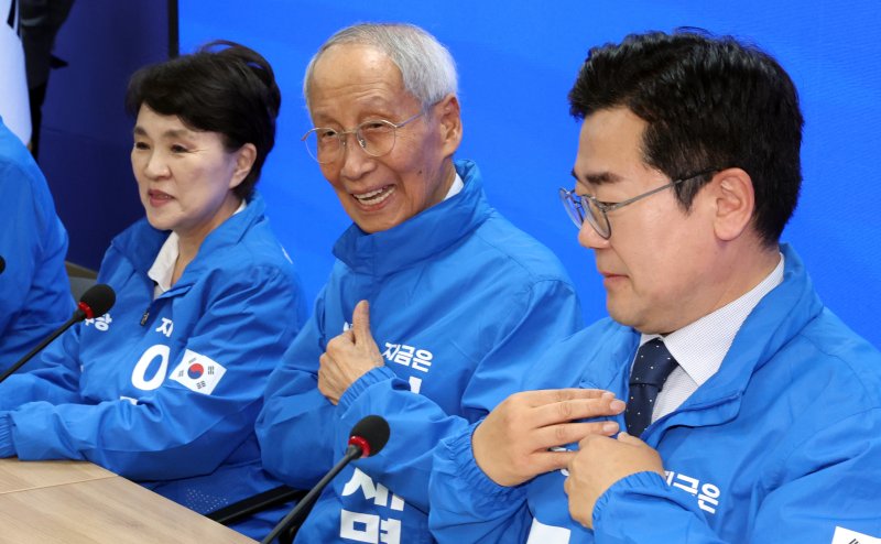윤여준·강금실·박찬대 더불어민주당 제21대 대통령 선거 총괄선거대책위원장이 9일 오전 서울 영등포구 여의도 당사에서 열린 중앙선거대책회의에서 대화를 하고 있다. 2025.5.9/뉴스1 ⓒ News1 김명섭 기자