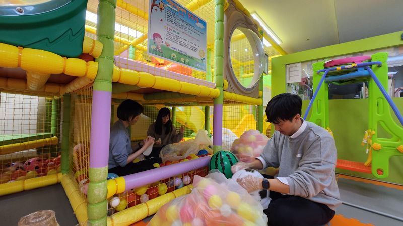 9일 서울 서대문구 구세군두리홈에서 KB자산운용 임직원 봉사단인 “KB희망드림봉사단”이 봉사활동을 진행하고 있다. KB자산운용 제공.