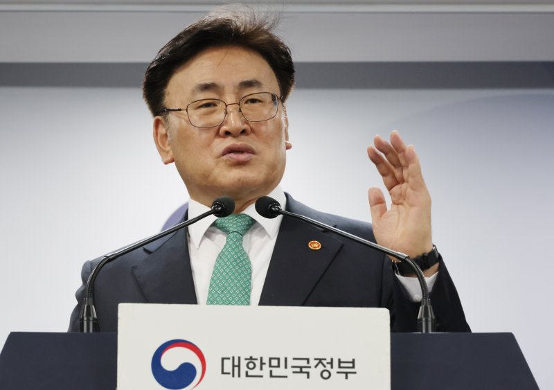 [서울=뉴시스] 김명원 기자 = 유상임 과학기술정보통신부 장관이 9일 오전 서울 종로구 정부서울청사에서 과기정통부 핵심과제 추진현황 브리핑을 하고 있다. 2025.05.09. kmx1105@newsis.com