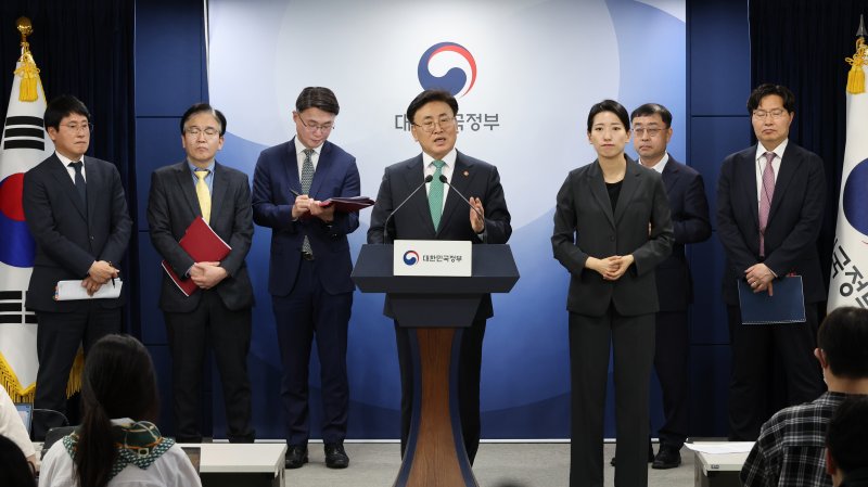 [서울=뉴시스] 김명원 기자 = 유상임 과학기술정보통신부 장관이 9일 오전 서울 종로구 정부서울청사에서 과기정통부 핵심과제 추진현황 브리핑을 하고 있다. 2025.05.09. kmx1105@newsis.com