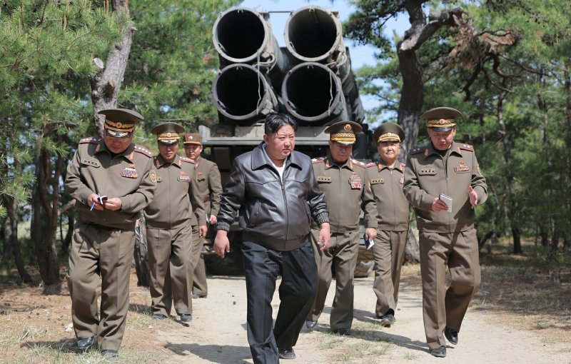 (평양 노동신문=뉴스1) = 김정은 북한 노동당 총비서가 지난 8일 진행된 장거리포 및 미사일체계 합동타격훈련을 지도했다고 당 기관지 노동신문이 9일 보도했다. 이번 훈련에는 '600mm 다연장 방사포'와 전술탄도미사일 '화성포-11가형'이 동원됐다. [국내에서만 사용가능. 재배포 금지. DB 금지. For Use Only in the Republic of Korea. Redistribution Prohibited] rodongphoto@news1.kr