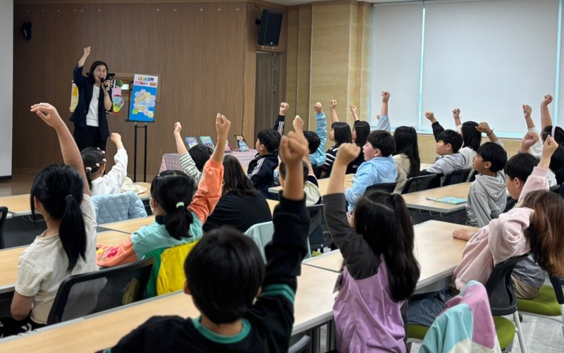충북 괴산교육도서관은 9일 목도초등학교와 소수초등학교 학생 30여 명을 대상으로 '언제나 책봄 독서캠프'를 운영했다.(괴산증평교육지원청 제공)/뉴스1