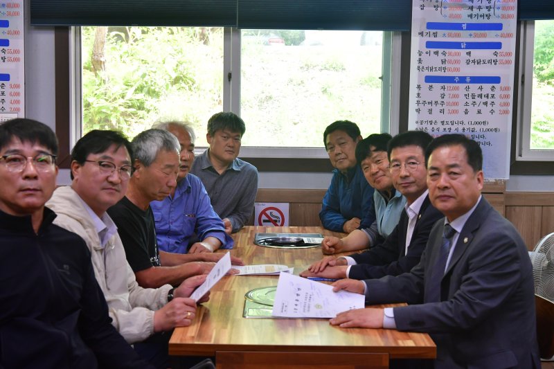 [완주=뉴시스] 서남용·김규성 완주군의원이 농어촌기본소득에 대해 지역 주민들의 다양한 목소리를 경청하는 시간을 가지고 있다. *재판매 및 DB 금지