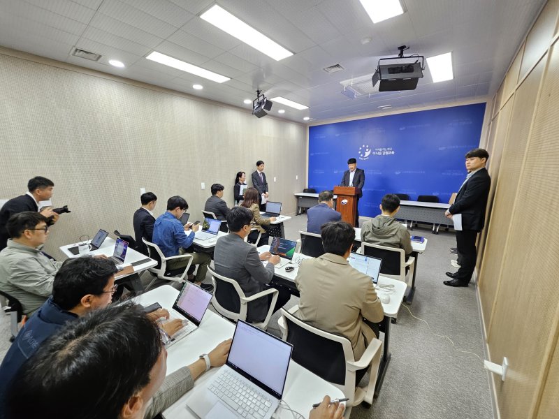 임재욱 강원도교육청 감사관이 9일 본청 1층 브리핑룸에서 기자회견을 열고 강원학원 감사 결과를 발표하고 있다.2025.5.9 한귀섭 기자