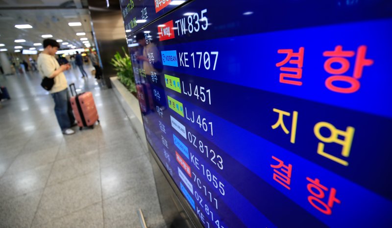 강한 비바람이 부는 지난 5월 제주국제공항 1층 대합실 출도착 상황판에 항공기 지연과 결항 운항 안내가 떠 있다. 뉴시스