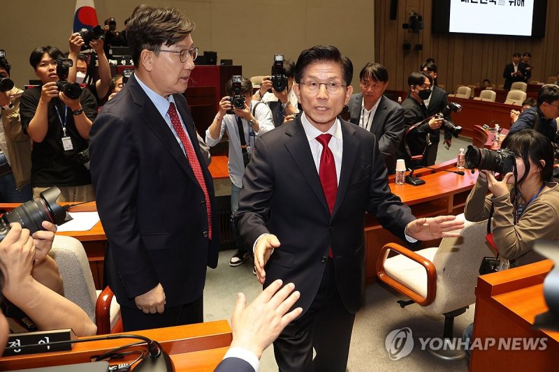 의총 중간에 퇴장하는 김문수 후보 (출처=연합뉴스)