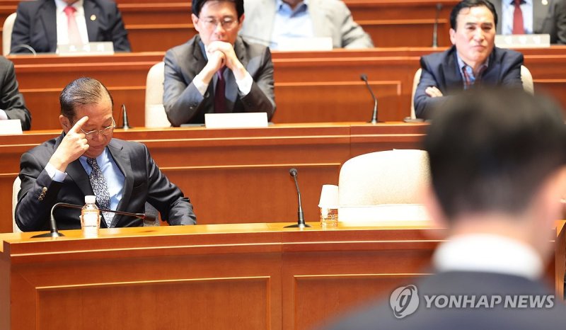 김문수 '작심발언' 들으며 굳은 표정 짓는 권영세 (출처=연합뉴스)