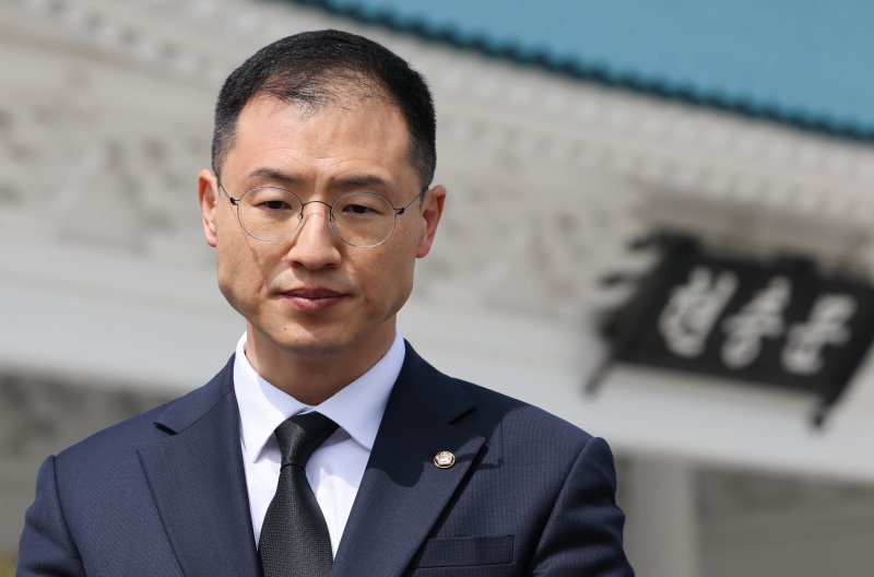 탈당 압박을 받아온 김상욱 국민의힘 의원이 8일 서울 동작구 현충원을 참배한 뒤 거취에 대한 입장을 밝히고 있다. 2025.5.8/뉴스1 ⓒ News1 허경 기자