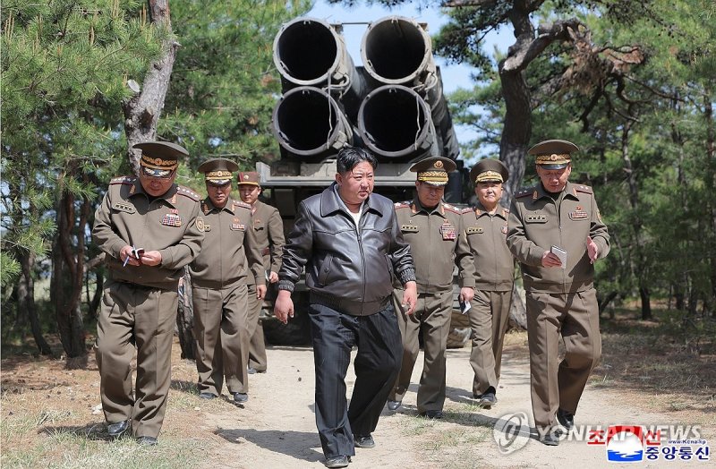 북한 김정은, 장거리포ㆍ미사일 훈련지도 (출처=연합뉴스)