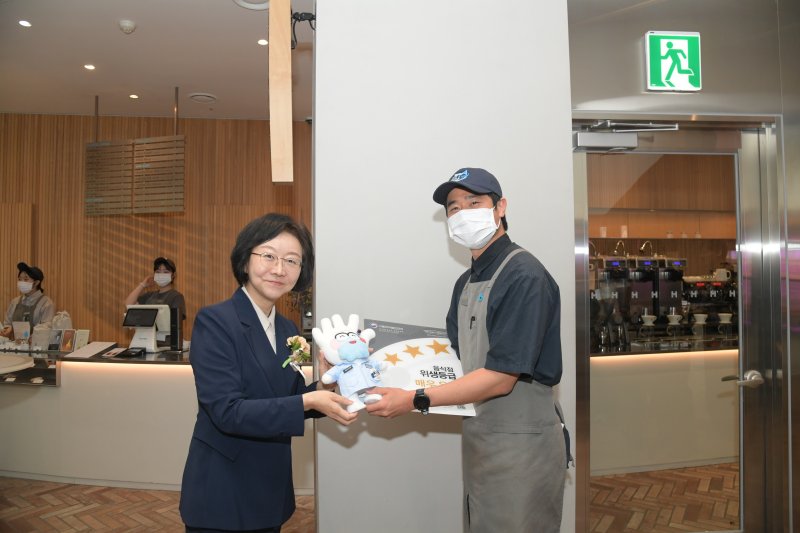 [서울=뉴시스] 식품의약품안전처는 다중이용시설인 백화점과 복합쇼핑몰 16곳을 식품안심구역으로 지정하고 시설 내 음식점에 위생등급을 부여했다고 9일 밝혔다. (사진=식약처 제공) 2025.05.09. photo@newsis.com *재판매 및 DB 금지