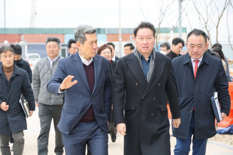 [포항=뉴시스] 경북 포항시는 지난 8일 영일만항에서 'APEC 경주 정상회의 크루즈 운영과 2025 국제 크루즈 유치'와 관련해 포항지방해양수산청, CIQ(세관·출입국·검역 기관) 등이 참석한 가운데 간담회를 열었다. 지난 3월18일 이강덕 포항시장과 최태원 대한상공회의소 회장(APEC CEO 서밋 의장)이 'APEC 경주 정상회의에 참석하는 경제인 숙소로 크루즈 플로팅 호텔(Floating Hotel) 운영을 위해 포항 영일만항을 둘러보는 모습. 2025.05.09. photo@newsis.com