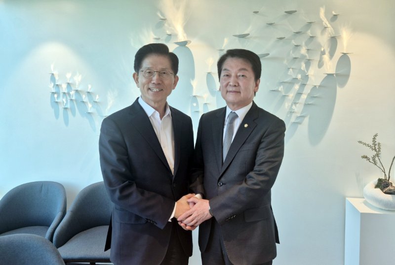 [서울=뉴시스] 고승민 기자 = 국민의힘 김문수 대선 후보와 안철수 의원이 지난 7일 서울 여의도 모처에서 회동, 면담 전 기념촬영을 하고 있다. (사진=김문수 캠프 제공) 2025.05.07. photo@newsis.com *재판매 및 DB 금지