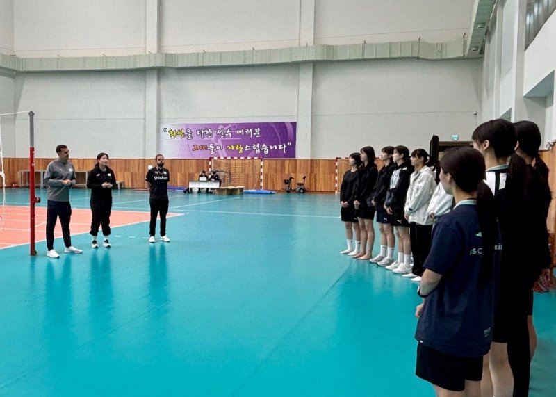 진천선수촌에 모인 여자배구대표팀 선수들에게 이야기하는 모랄레스 감독(맨 왼쪽) (출처=연합뉴스)