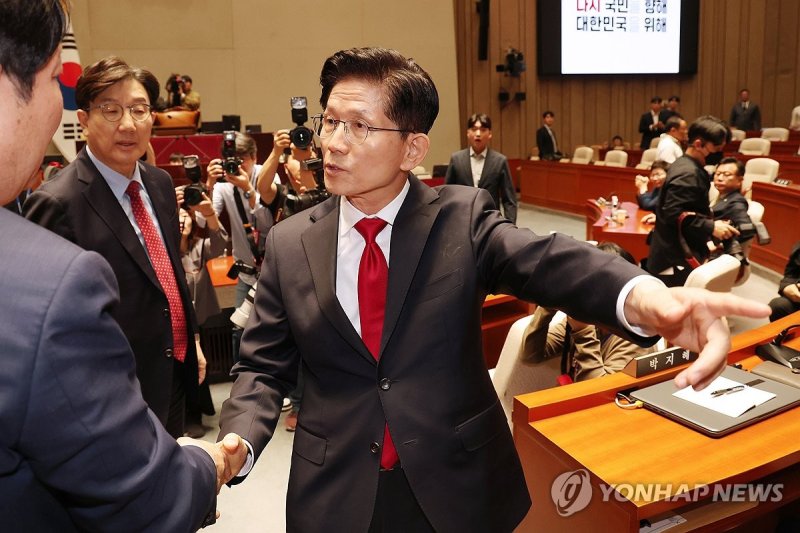 의총장에서 나가는 김문수 후보 (출처=연합뉴스)