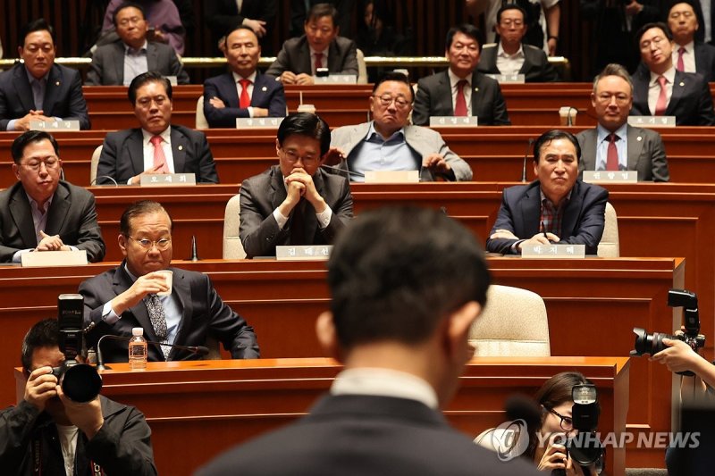김문수 '작심발언' 들으며 굳은 표정 짓는 권영세 (출처=연합뉴스)