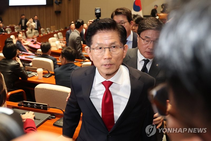 의총장에서 나가는 김문수 후보 (출처=연합뉴스)
