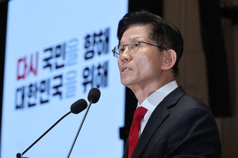 김문수 국민의힘 대통령 후보가 9일 서울 여의도 국회에서 열린 의원총회에서 "무소속을 당 후보 만들려 불법부당 수단 동원, 중단하라＂며 입장을 밝히고 있다. 2025.5.9/뉴스1 ⓒ News1 안은나 기자