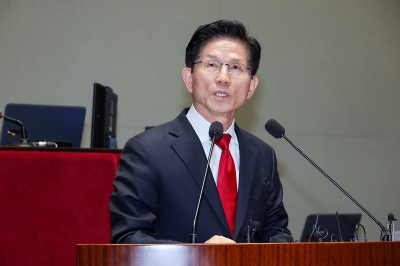 김문수 국민의힘 대통령 후보가 9일 서울 여의도 국회에서 열린 의원총회에서 지도부를 향해 "무소속을 당 후보 만들려 불법부당 수단 동원, 중단하라＂며 입장을 밝히고 있다. 2025.5.9/뉴스1 ⓒ News1 안은나 기자
