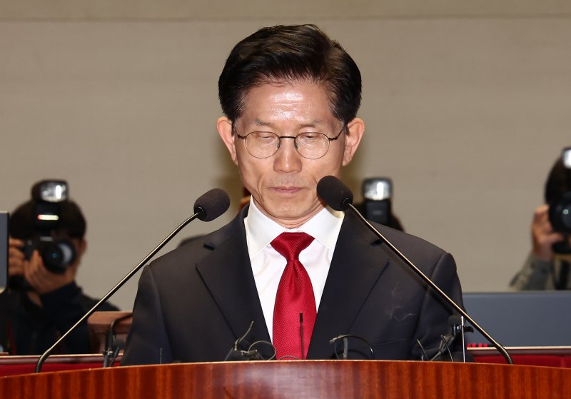 김문수 국민의힘 대통령 후보가 9일 오전 서울 여의도 국회에서 열린 의원총회에서 인사말 도중 생각에 잠겨 있다. 2025.5.9/뉴스1 ⓒ News1 김민지 기자