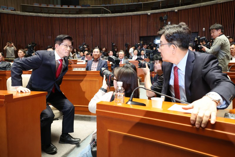 김문수 국민의힘 대통령 후보가 9일 서울 여의도 국회에서 열린 의원총회에서 지도부를 향해 "무소속을 당 후보 만들려 불법부당 수단 동원, 중단하라＂며 입장을 밝히자 권영세 비대위원장이 ＂대단히 실망스럽다＂고 발언한 뒤 의총장을 떠나고 있다. 2025.5.9/뉴스1 ⓒ News1 안은나 기자