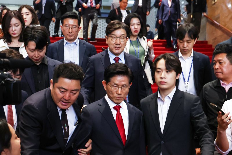김문수 국민의힘 대통령 후보가 9일 오전 서울 여의도 국회에서 열린 의원총회에서 굳은 표정으로 나오자 권성동 원내대표가 김 후보를 따라 나서고 있다. 2025.5.9/뉴스1 ⓒ News1 김민지 기자