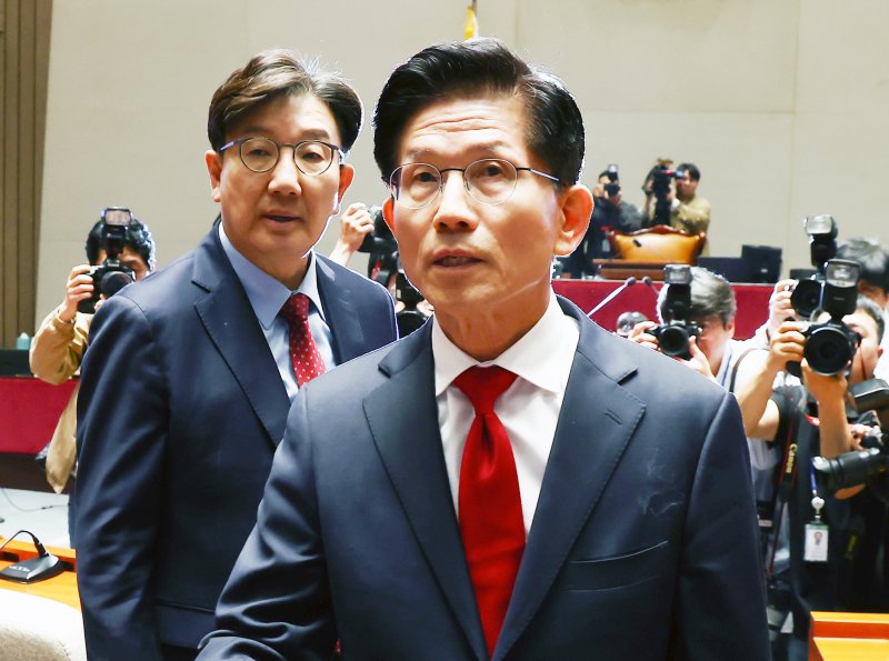 김문수 국민의힘 대통령 후보가 9일 오전 서울 여의도 국회에서 열린 의원총회에 참석한 뒤 나오고 있다. 왼쪽은 권성동 원내대표. 2025.5.9/뉴스1 ⓒ News1 김민지 기자
