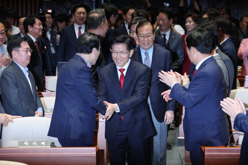 김문수 국민의힘 대통령 후보가 9일 서울 여의도 국회에서 권영세 비대위원장, 권성동 원내대표와 의원총회에 입장하며 인사하고 있다. 2025.5.9/뉴스1 ⓒ News1 안은나 기자