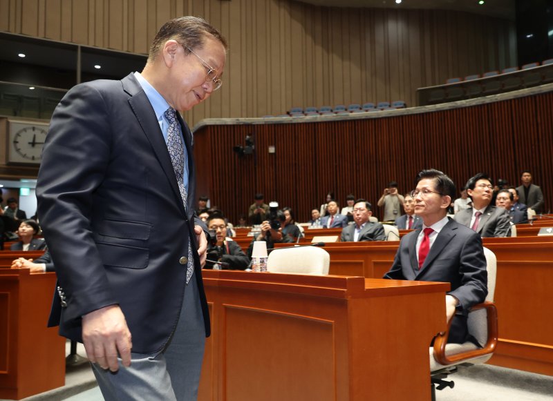 김문수 국민의힘 대통령 후보가 9일 서울 여의도 국회에서 열린 의원총회에서 지도부를 향해 "무소속을 당 후보 만들려 불법부당 수단 동원, 중단하라＂며 입장을 밝히자 권영세 비대위원장이 ＂대단히 실망스럽다＂고 발언한 뒤 의총장을 떠나고 있다. 2025.5.9/뉴스1 ⓒ News1 안은나 기자