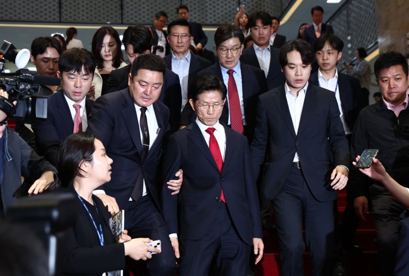 김문수 국민의힘 대통령 후보가 9일 오전 서울 여의도 국회에서 열린 의원총회에서 굳은 표정으로 나오고 있다. 2025.5.9/뉴스1 ⓒ News1 김민지 기자