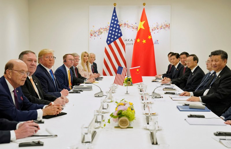 지난 2019년 6월 29일 일본 오사카에서 열린 주요20개국(G20) 정상 회의 당시 도널드 트럼프 미국 대통령(왼쪽 세번째)이 시진핑 중국 국가주석과 마주보고 기념 사진을 찍고 있다.로이터연합뉴스