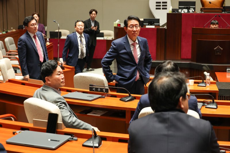 김문수 국민의힘 대통령 후보가 9일 서울 여의도 국회에서 열린 의원총회에서 "무소속을 당 후보 만들려 불법부당 수단 동원, 중단하라＂며 입장을 밝힌 뒤 의총장을 떠나자 의원들이 황당한 표정을 짓고 있다. 2025.5.9/뉴스1 ⓒ News1 안은나 기자