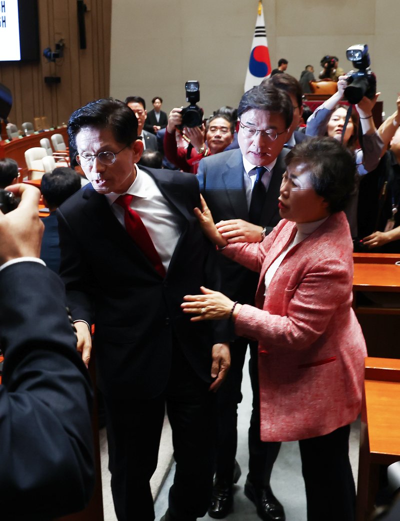 김문수 국민의힘 대통령 후보가 9일 서울 여의도 국회에서 열린 의원총회에서 "무소속을 당 후보 만들려 불법부당 수단 동원, 중단하라＂며 입장을 밝힌 뒤 의총장을 떠나자 의원들이 이를 말리고 있다. 2025.5.9/뉴스1 ⓒ News1 김민지 기자