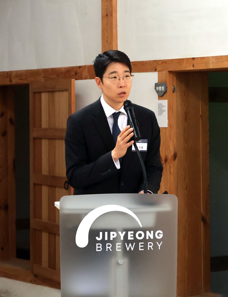 [서울=뉴시스] 김기환 지평주조 대표가 지평양조장 리모델링 오픈 기념 축사를 하고 있다.(사진=지평주조 제공) *재판매 및 DB 금지