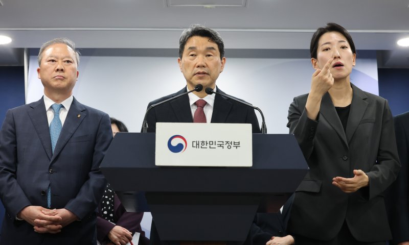 이주호 사회부총리 겸 교육부 장관이 17일 서울 종로구 정부서울청사에서 2026학년도 의대 모집인원 조정 방향 관련 브리핑을 하고 있다. 2025.4.17/뉴스1 ⓒ News1 임세영 기자