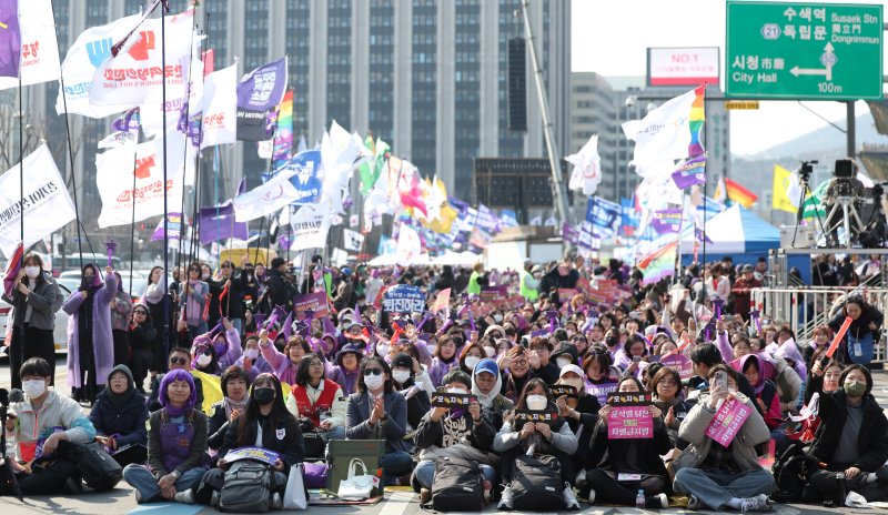 [서울=뉴시스] 김선웅 기자 = 지난 3월 8일 서울 종로구 광화문 인근에서 열린 3.8 세계여성의 날 기념 제40회 한국여성대회에서 참가 시민들이 성평등 민주주의를 촉구하고 있다. 2025.03.08 mangusta@newsis.com
