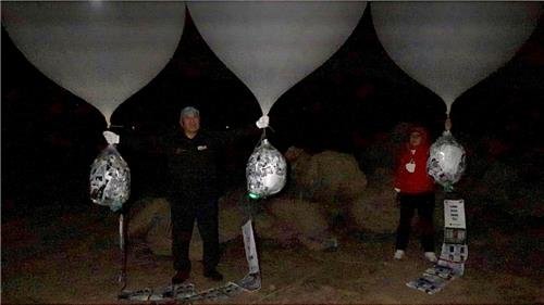 납북자가족모임 "8일밤 강원도 접경지서 전단 살포…北 도착 확인" (출처=연합뉴스)