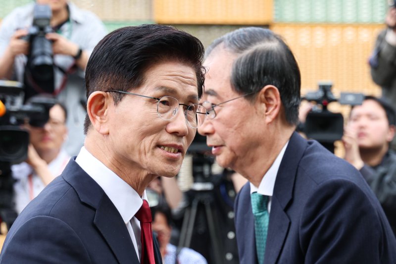 [서울=뉴시스] 권창회 기자 = 김문수 국민의힘 대선 후보와 한덕수 무소속 대선 후보가 8일 서울 여의도 국회 내 카페에서 단일화 관련 회동을 마치고 인사하고 있다. 2025.05.08. kch0523@newsis.com